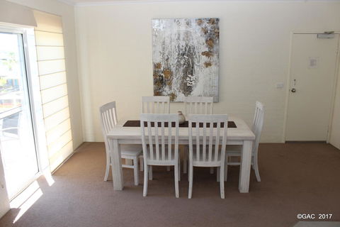 Mollymook Cove Apartments - Australian Directory 13