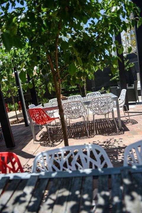 Crossroads Hotel - Australian Directory 24