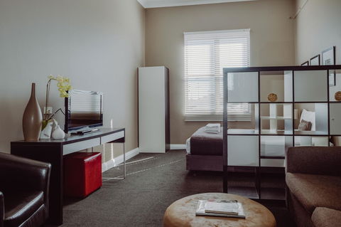 Crossroads Hotel - Australian Directory 14