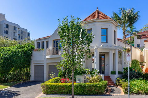 Kensington Self-Contained Modern House (89BROM) - Australian Directory 0
