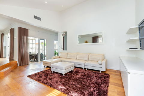 Kensington Self-Contained Modern House (89BROM) - Australian Directory 16