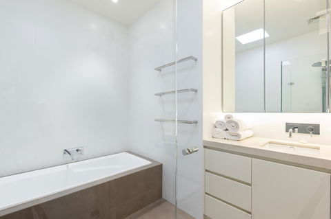 Kensington Self-Contained Modern House (89BROM) - Australian Directory 7