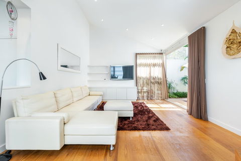 Kensington Self-Contained Modern House (89BROM) - Australian Directory 15