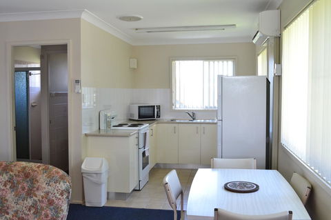 Sundial Holiday Units - Australian Directory 42