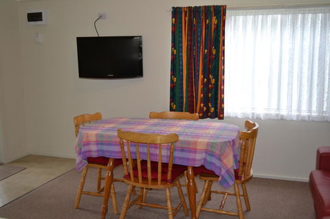 Sundial Holiday Units - Australian Directory 33