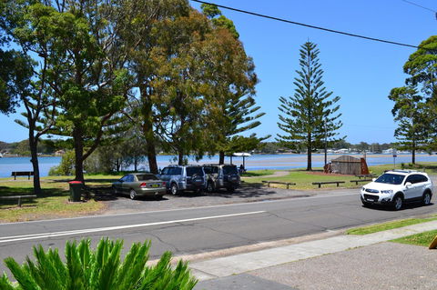 Sundial Holiday Units - Australian Directory 38