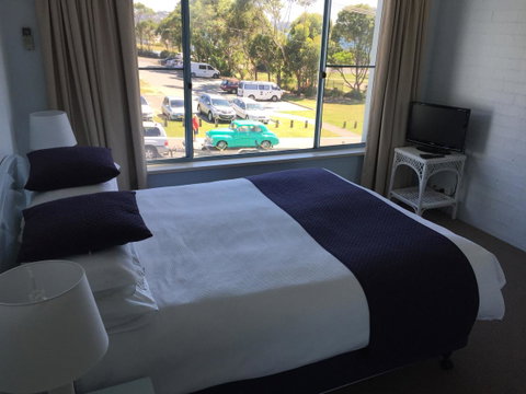 Breakers Apartments - Australian Directory 1