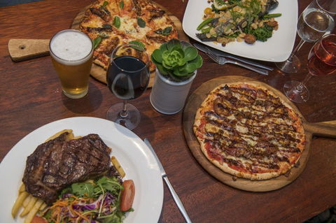 Banjo Paterson Inn - Australian Directory 36