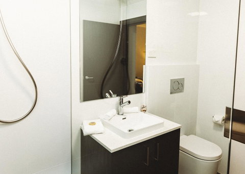 Coniston Hotel Wollongong - Australian Directory 16