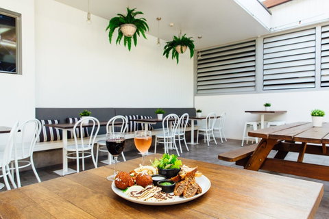 Coniston Hotel Wollongong - Australian Directory 10