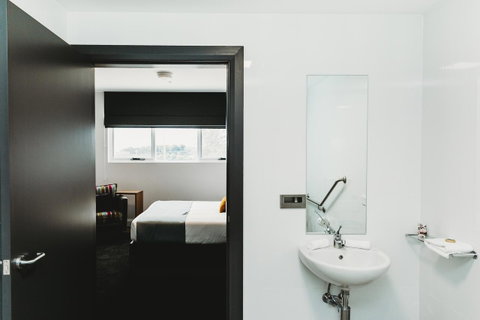 Coniston Hotel Wollongong - Australian Directory 27