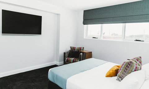 Coniston Hotel Wollongong - Australian Directory 28