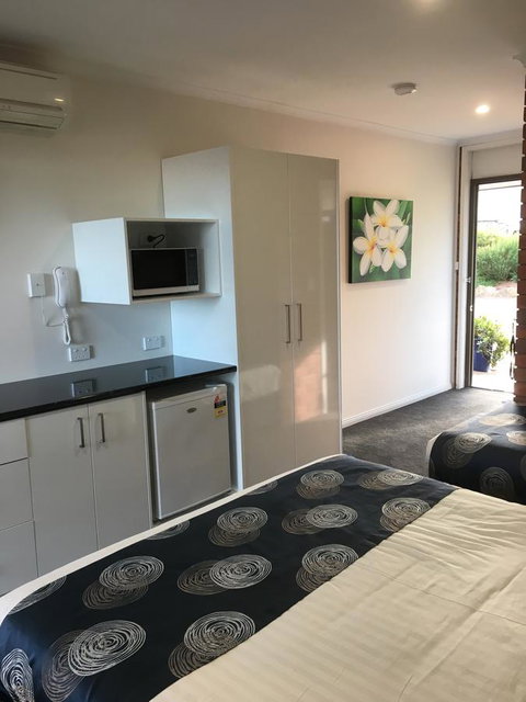 Pelican Motor Inn - Australian Directory 9