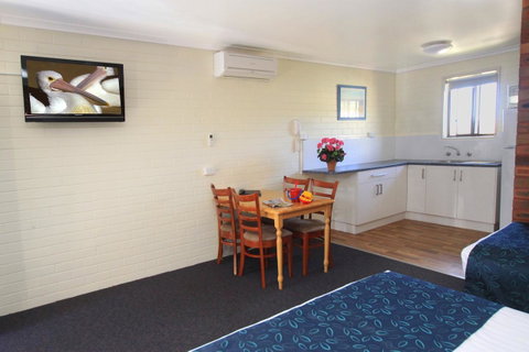 Pelican Motor Inn - Australian Directory 37