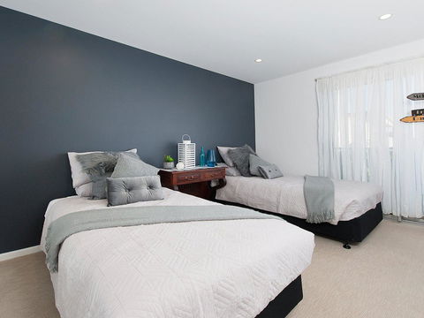 Blue View @ Fingal Bay - Australian Directory 26