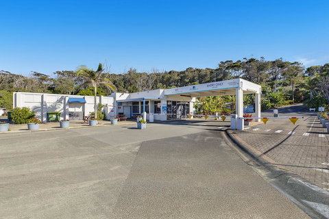 Blue Lagoon Beach Resort - Australian Directory 11