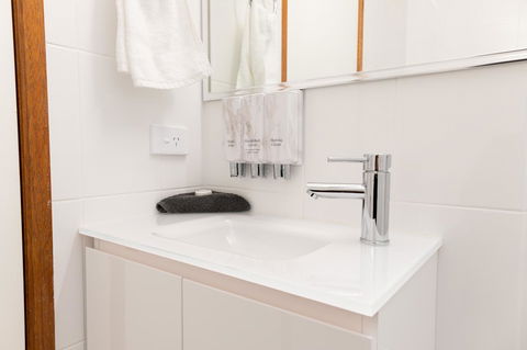 Sapphire Waters Motor Inn - Australian Directory 1