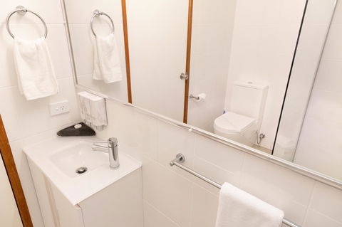 Sapphire Waters Motor Inn - Australian Directory 2