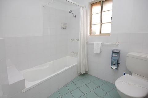 Sapphire Waters Motor Inn - Australian Directory 18