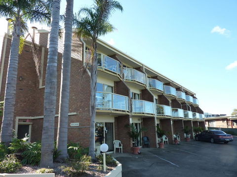 Sapphire Waters Motor Inn - Australian Directory 34