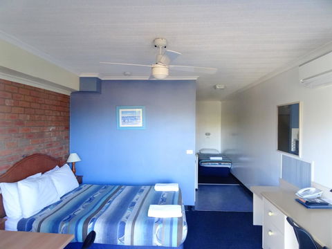 Sapphire Waters Motor Inn - Australian Directory 30