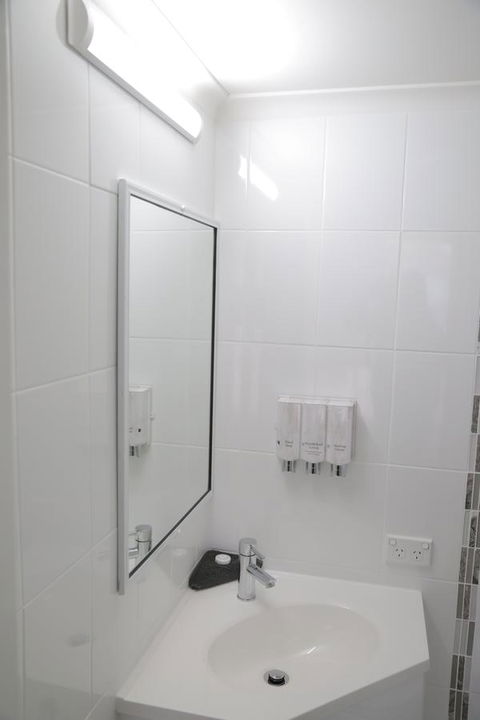 Sapphire Waters Motor Inn - Australian Directory 11