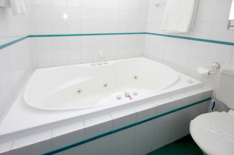 Sapphire Waters Motor Inn - Australian Directory 25