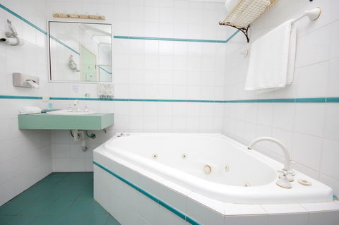 Sapphire Waters Motor Inn - Australian Directory 7