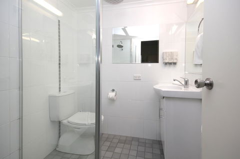 Sapphire Waters Motor Inn - Australian Directory 24