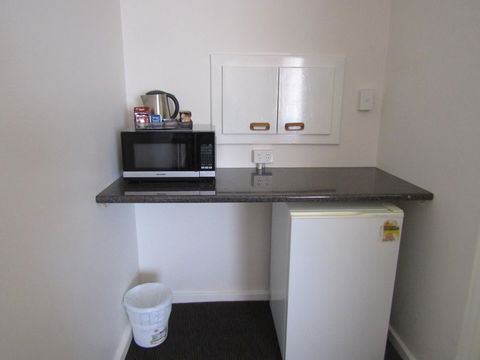 Allonville Gardens Motel - Australian Directory 16