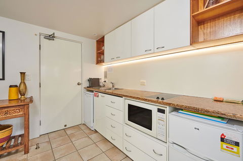 Julians Apartments - Australian Directory 10
