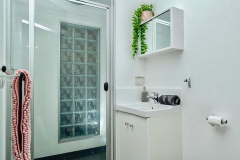 Hastings By The Sea - Australian Directory 17