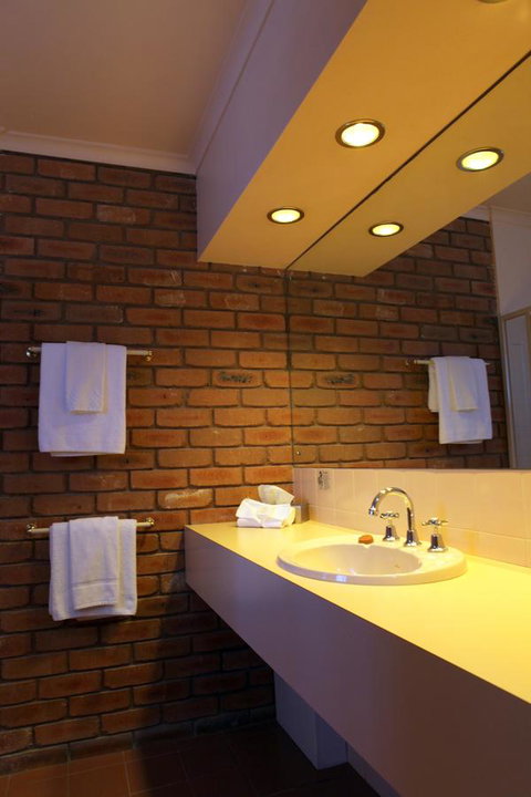 Summerhill Motor Inn - Australian Directory 42