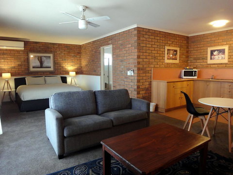 Summerhill Motor Inn - Australian Directory 35