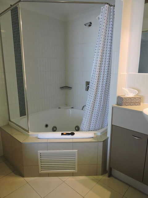 BASE Holidays - Ettalong Beach Premium Apartments - Australian Directory 16