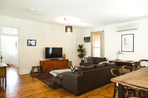 Morpeth Cottage - Australian Directory 2