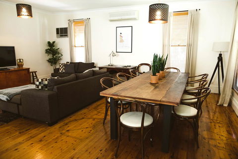 Morpeth Cottage - Australian Directory 27