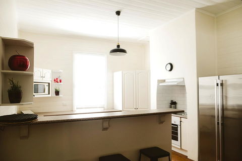 Morpeth Cottage - Australian Directory 32