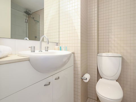 Lower Bridge And Sails - Executive 2BR Darlinghurst Apartment With Balcony And Rooftop Views - Australian Directory 10