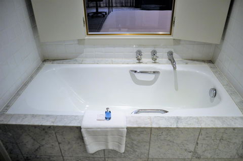 Radisson Blu Plaza Hotel Sydney - Australian Directory 37