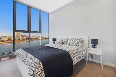 Brand New 3 Bedrooms Apt With Waterfront View - Australian Directory 18