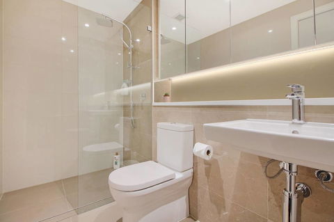 Brand New 3 Bedrooms Apt With Waterfront View - Australian Directory 1