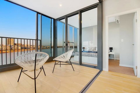 Brand New 3 Bedrooms Apt With Waterfront View - Australian Directory 0