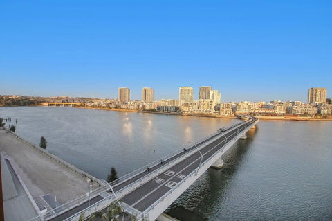 Brand New 3 Bedrooms Apt With Waterfront View - Australian Directory 8