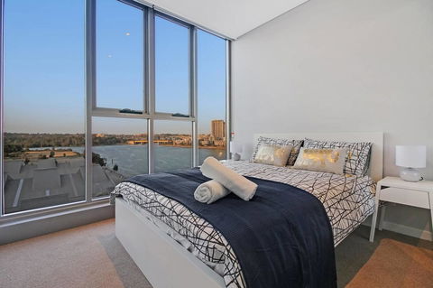 Brand New 3 Bedrooms Apt With Waterfront View - Australian Directory 3