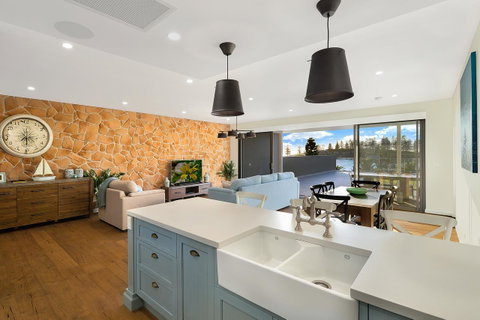 Belle Vue- Penthouse At Black Beach - Australian Directory 4