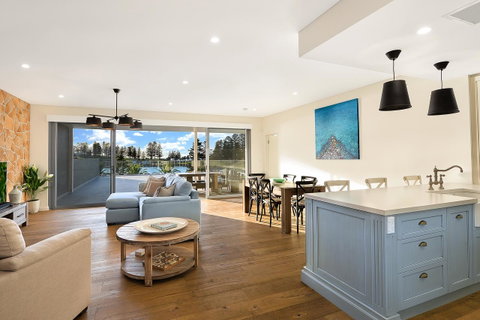 Belle Vue- Penthouse At Black Beach - Australian Directory 3