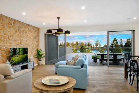 Belle Vue- Penthouse At Black Beach - Australian Directory 1