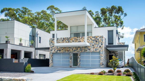 SUNSET@CORLETTE - Australian Directory 2