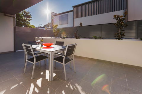 Hamilton Executive Apartments - Australian Directory 27